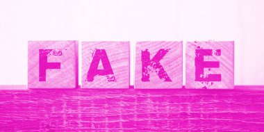 Tahta bloklarda, meşe ağacının üstünde sahte harfler. Doğru ve yalanlar işsizlik ve haber konseptinde.