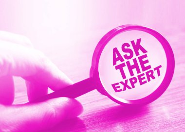 Sözcüklerle büyüteç, ahşap arka planda uzman birine sorar. İş konsepti.