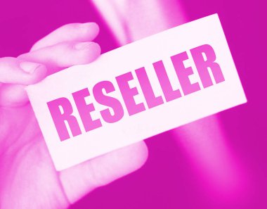 Reseller kelimesinin yazılı olduğu bir kart tutan bir iş adamı. İş konsepti yeniden yükleniyor.