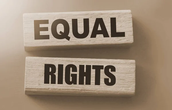 Gleiche Rechte Worte Auf Holzklötzen Auf Rotem Hintergrund Gleichberechtigtes Gesellschaftskonzept — Stockfoto