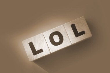 LOL işareti. Beyaz ahşap arka planda tahta bloklar.