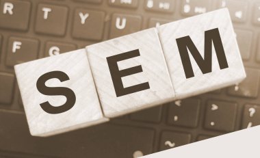 SEM Arama Motoru Pazarlama, bilgisayar klavyesine konulan tahta küplere yazılmış. Çevrimiçi iş teknolojisi optimizasyonu kavramı