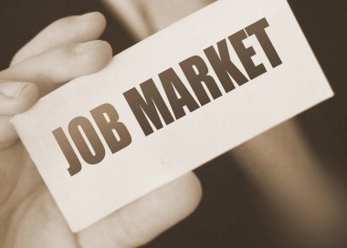 İş adamı, Job Market 'in yazılı olduğu bir kart tutuyor. İş konsepti.