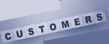 Müşteri sözcüğü ahşap bloklama yeşil gradyan hakkında. B2C iş pazarlama kavramı.