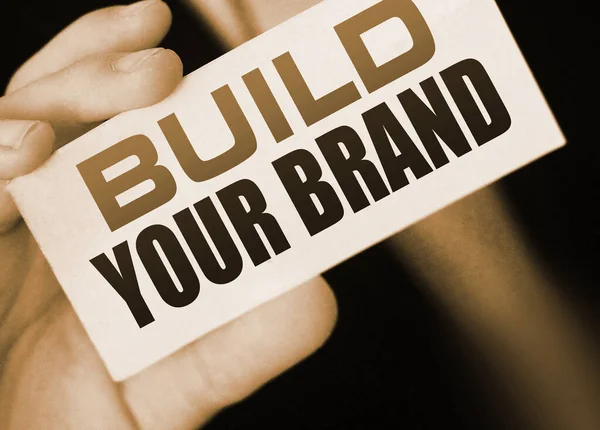 문자로 카드를 다니는 사업가가 당신의 브랜드를 만듭니다 스타트업 마케팅 — 스톡 사진
