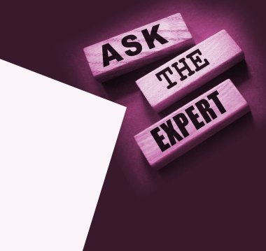 Tahta bloklardaki uzman kelimelerine sor. Çözüm ve danışmanlık sektörü konsepti için profesyonel, usta veya danışmana danışmak.