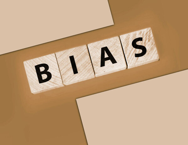 слово смещение на деревянных блоках синий фон.