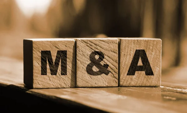 木制立方体上有缩写M和A 业务合并和收购概念 — 图库照片
