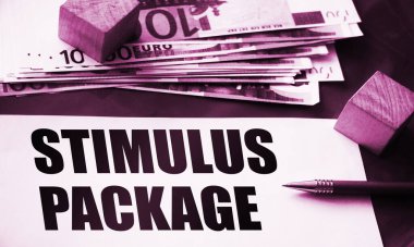 Uyarıcı paket ile kağıt not Mesaj, kalem ve 100 euro para. İş dünyası sosyal kavram resmi