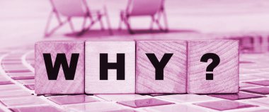 Okyanus sahili arka planında neden küp bloklar düzenlenmiş? Eğitim kavramı.