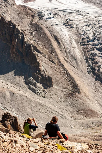 Две Молодые Женщины Спускающиеся Вершины Пика Пик Учитель Крестом Ландшафт — стоковое фото