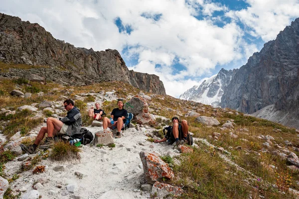 Group Trekkers Backpackers Ascending Ala Archa Sai Racek Hut Glacier — стоковое фото