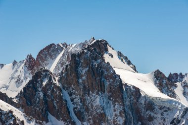 Pik Uchitel 'in tepesinden çapraz görüş. Bishkek yakınlarındaki Ala Archa Alpine Ulusal Parkı, Tian Shan Dağı Sıradağları, Kırgızistan, Orta Asya.