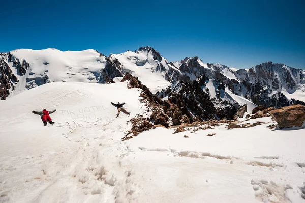 Two Young Women Lying Snow Resting Top Pik Uchitel Peak — стоковое фото