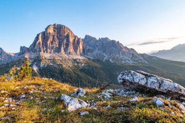 Rifugio Cinque Torri 'den Tofana di Rozes' in Tofane Dağları 'nın gündoğumu manzarası. Dolomitlerdeki sonbahar manzarası, Trentino Alto Adige bölgesi, Güney Tyrol, İtalya, Avrupa.