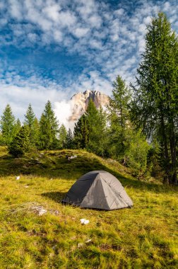 Arkaplanda Tofana di Roz 'un yeşil çadırı ve Tofane dağlarının sabah manzarası. Dolomitlerde sonbahar kampı, Trentino Alto Adige bölgesi, Güney Tyrol, İtalya, Avrupa.