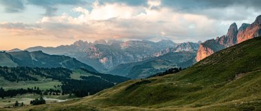 Dolomitlerin turuncu kırmızı gün batımı manzarası. Sella Pass, Dolomites, Alto Adige, İtalya 'dan Fermeda, Puez-Odle Doğal Parkı' na doğru akşam manzarası.