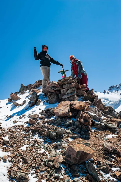 Two Young Women Trekkers Standing Top Pik Uchitel Peak Cross — стоковое фото
