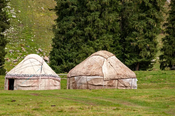 Deux Yourtes Kirghizes Sur Herbe Milieu Des Montagnes Yourts Sont — Photo