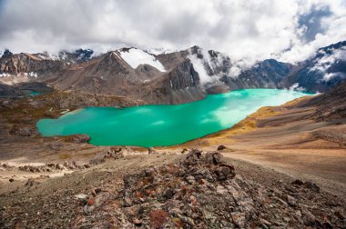 Turkuaz Ala-Kul Gölü, Karakol Vadisi, Issyk-kul Bölgesi, Ala-kul Gölü Terskey Alatau Dağı sıradağları, Kırgızistan, Orta Asya.