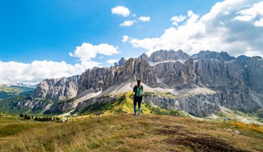 Gardena Pass, Sass da Ciampac, Piz Boe, Tor Bornech ve Sass dla Luesa, Trentino Alto Adige, İtalya 'ya bakan kadın yürüyüşçülerin hava görüntüsü. Alp çayırları ve Passo Gardenya.