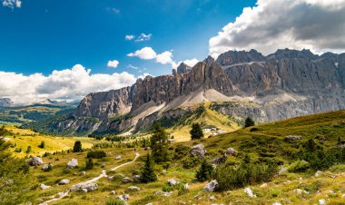 Panorama View of Gardena Pass, Piz Boe, Tor Bornech ve Sass dla Luesa, Trentino Alto Adige, İtalya. Alp çayırları ve Passo Gardenya.