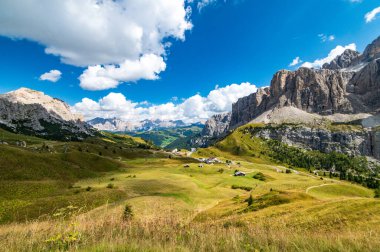 Gardena Geçidi ve Sass dla Luesa dolomite kulesi, Trentino Alto Adige, İtalya. Alp çayırları ve Passo Gardenya.