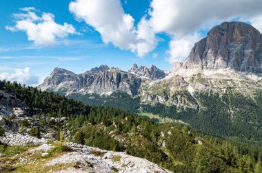 Cinque Torri yakınlarında Col dei Bos ve Tofane Tofana di Rozes manzarası. Dolomitler, Trentino Alto Adige bölgesi, Güney Tyrol, İtalya, Avrupa.