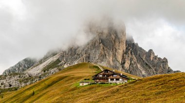 Bulutlu Dolomitler, Gusela dağı ve Passo di Giau 'da Ra Gusela zirvesi olan rifugio dağ kulübesi. Konum yeri Dolomiti Alpleri, Cortina d 'Ampezzo, Güney Tyrol, İtalya, Avrupa.