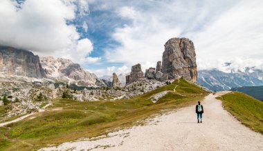 Küçük sırt çantalı gezgin kadın ayakta duruyor ve Rifugio Scoiattoli 'den Cinque Torri' ye bakıyor. Dolomitler, Trentino Alto Adige bölgesi, Güney Tyrol, İtalya, Avrupa.