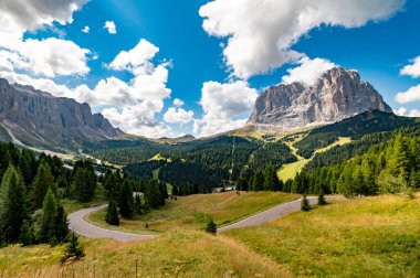 Selva 'dan Sassolungo Langkofel Dağı manzarası. Gardena Geçidi, Trentino Alto Adige, İtalya. Arka planda Sassolungo Dağı olan Gardena Geçidi. Passo Gardena, Val Badia ve Val Gardena arasındaki alp geçidi, Güney Tyrol, İtalya.