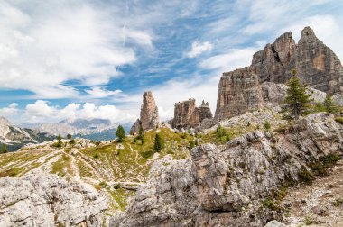 Rifugio Scoiattoli 'den Torre Grande Cinque Torri' nin panorama manzarası. Dolomitler, Trentino Alto Adige bölgesi, Güney Tyrol, İtalya, Avrupa.