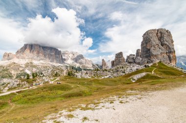 Cinque Torri ve Tofane Tofana di Rozes Rifugio Scoiattoli 'den (sığınak) görüldü. Dolomitler, Trentino Alto Adige bölgesi, Güney Tyrol, İtalya, Avrupa.