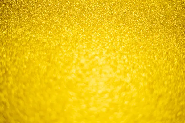 Altın rengi pulların bulanık, pırıl pırıl arka planı. Gümüş parıltı, soyut bokeh dokusu. Çizim tasarımı. Noel için parlak duvar kağıtları. Parti zamanı.