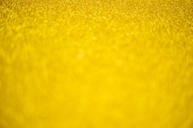 Altın rengi pulların bulanık, pırıl pırıl arka planı. Gümüş parıltı, soyut bokeh dokusu. Çizim tasarımı. Noel için parlak duvar kağıtları. Parti zamanı.