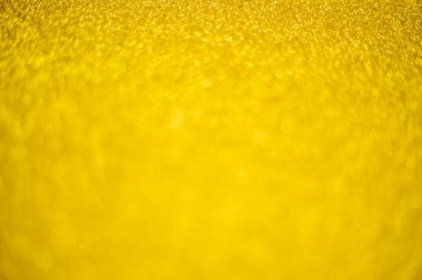 Altın rengi pulların bulanık, pırıl pırıl arka planı. Gümüş parıltı, soyut bokeh dokusu. Çizim tasarımı. Noel için parlak duvar kağıtları. Parti zamanı.