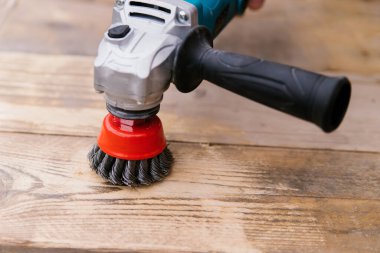 Ahşabı cilalayan bir adamın yakın çekimi. Tahta işleme ekipmanları. Pürüzsüz ve hatta yüzeysel. Atölyedeki marangoz. Küçük işletme.