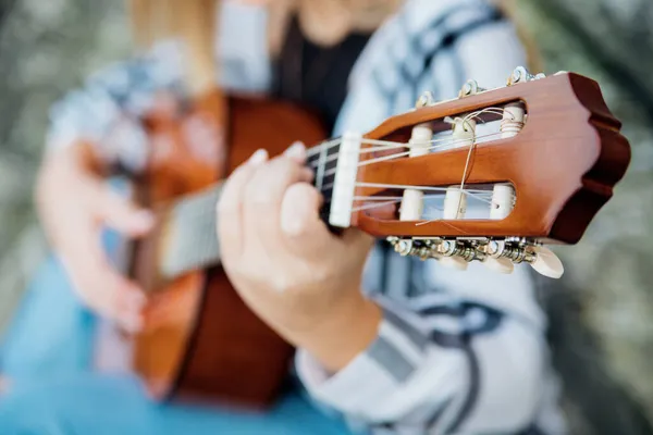 Das Mädchen Spielt Gitarre Hände Nahaufnahme Die Saiten Fingern Musik Stockbild