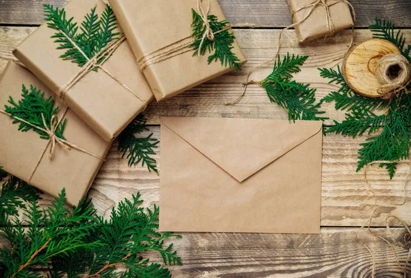 Cajas Empacadas Papel Kraft Ramas Verdes Sobre Fondo Madera Sobre —  Fotos de Stock