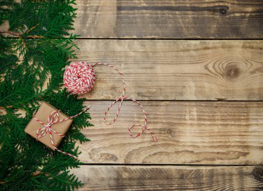 Kraft kağıdına doldurulmuş kutular ve ahşap bir arka planda yeşil dallar. Satılık. Çevre dostu materyal. Noel ve Yeni Yıl..