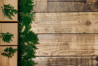 Tahta bir arka planda Kraft kağıdı ve doğal sicimle dolu kutular. Teslimat servisi. Çevre dostu malzeme. El yapımı sanat eseri. Noel ve Yeni Yıl kavramı.