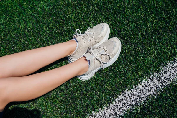 Ноги Дівчини Білих Кросівках Зеленій Штучній Траві Спортивне Взуття Сонячний — стокове фото