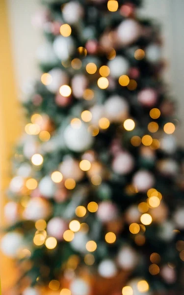 Weihnachten Und Neujahr Interieur Weihnachtsbaum Mit Girlanden Geschmückt Viele Leuchtende — Stockfoto