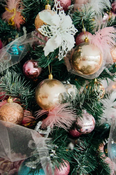 Zweige Eines Weihnachtsbaums Geschmückt Mit Spielzeug Für Das Neue Jahr — Stockfoto