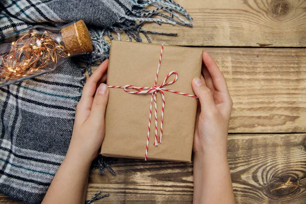 Las Manos Las Mujeres Sostienen Una Caja Regalo Una Botella —  Fotos de Stock