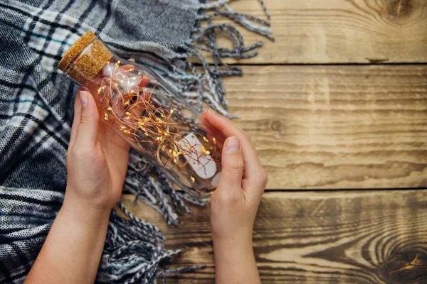Жіночі Руки Тримають Скляну Пляшку Гірляндою Різдвяних Вогнів Листівка Різдвяним — стокове фото