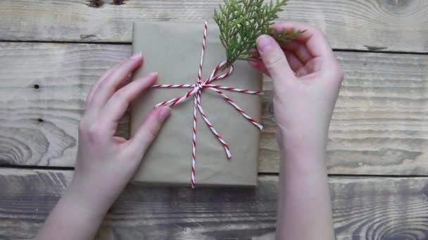 Жіночі Руки Упаковують Подарунок Різдво Новий Рік Екологічно Чисті Матеріали — стокове відео