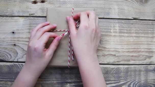 Women Hands Pack Gift Christmas New Year Environmentally Friendly Materials — Vídeo de Stock