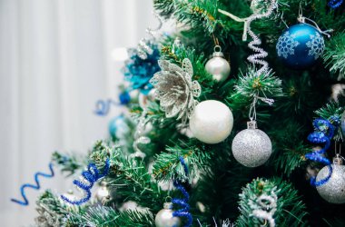 Yeni yıl için oyuncaklarla süslenmiş bir Noel ağacının dalları. Noel topları ve çelenkler. Noel arkaplanı.