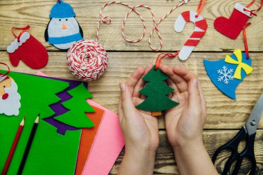 El yapımı Noel oyuncakları kendi ellerinle yaptın. Noel ağacı ya da ev dekorasyonu. Üçüncü adım. Ahşap bir arka planda oyuncaklar bitmiş..